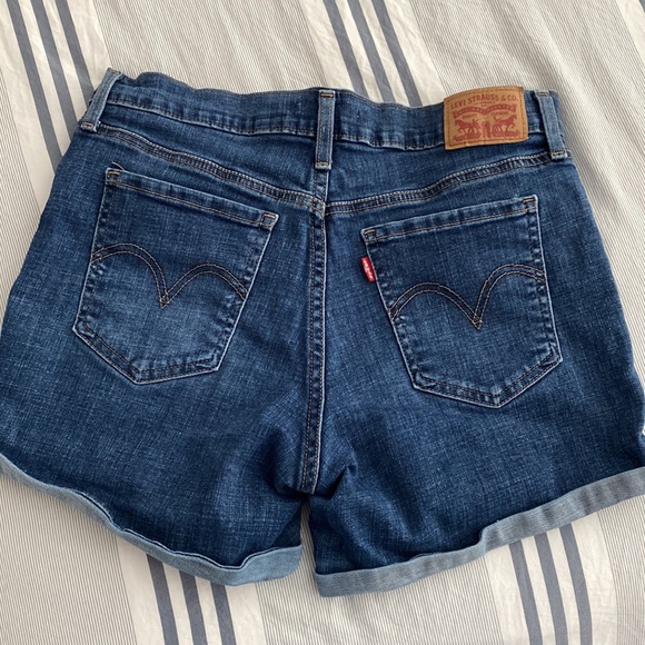 Women’s Levi shorts - Picture 5 of 7